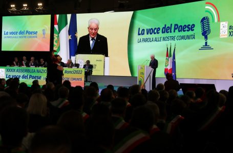L’Assemblea dell’Anci. Mattarella: “La coesione del Paese passa dai Comuni che hanno un compito di straordinario rilievo”. La relazione del presidente Antonio Decaro