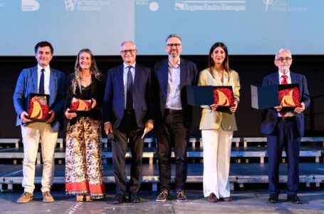 Gualtieri e Lepore lanciano a Bologna il Premio Francesco Zanardi per il municipalismo sociale: premiati Isernia, Malvito, Castelfiorentino e Aggius